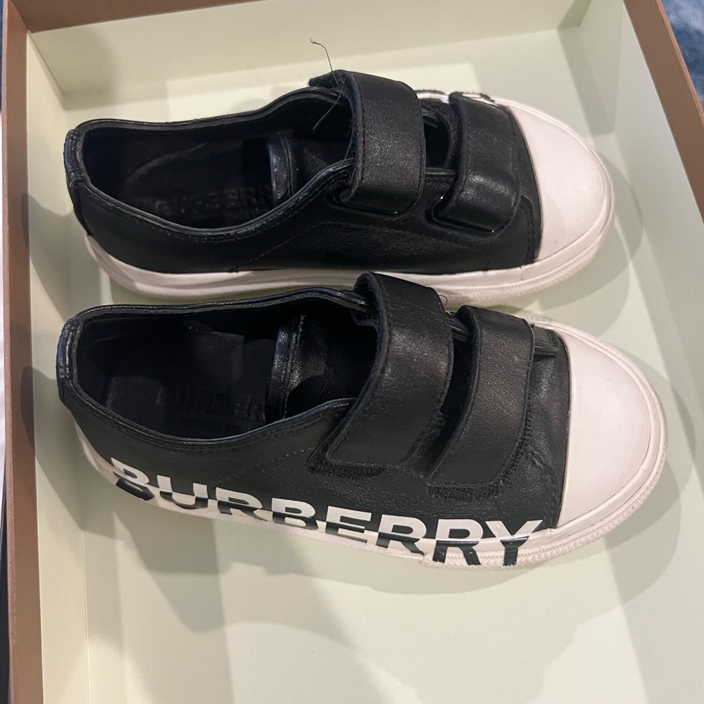 Burberry boys sneakers in black with white writing